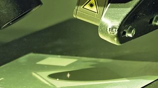 Funktionelle Beschichtungen übernehmen vielfältige Aufgaben, etwa als Korrosionsschutz oder Haftvermittler. Ein optisches Verfahren misst die Qualität solcher Schichten schnell und zuverlässig. (Fraunhofer-IPM)