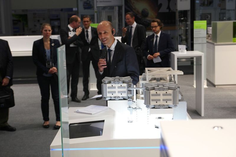 „Laser-Show“ mit dem Vorsitzenden Trumpf-Geschäftsführer in Sachen Laser, Dr.-Ing. E. H. Peter Leibinger auf der LASER - World of Photonics 2015 in München. Rasanteres Glasschneiden und wirtschaftliches Kupferschweißen gehörten dabei zu den vielen Highlights und Weltpremieren der Präsentation. (Bild: Königsreuther)