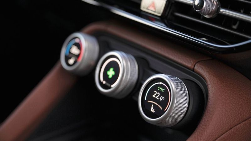 Drehknöpfe sollen den schnellen Zugriff erlauben. Während über das linke und rechte Rad Temperatur und Sitzheizung/-kühlung gesteuert wird, lässt sich der mittlere mit unterschiedlichen Funktionen belegen. (Bild: Skoda)