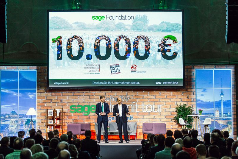 Sage-CEO Stephen Kelly und Zentraleuropa Chef Rai-ner Downar spenden 10.000 Euro im Rahmen der Sage Foundation an drei gemeinnützige Organisationen. (Sage)