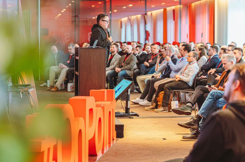 Vortrag von Dux Raymond Sy zur Business Strategy (Bild: HateAid)