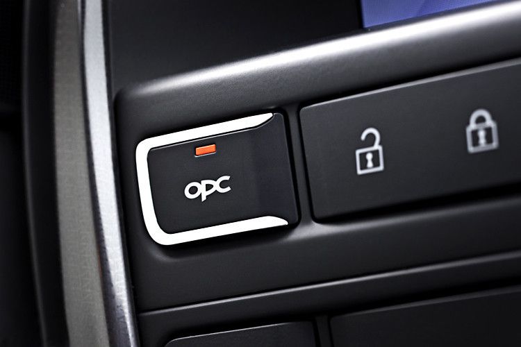 Wer es noch sportlicher mag, kann mittels OPC-Taste Lenkung und Fahrwerk fester einstellen. (Opel)