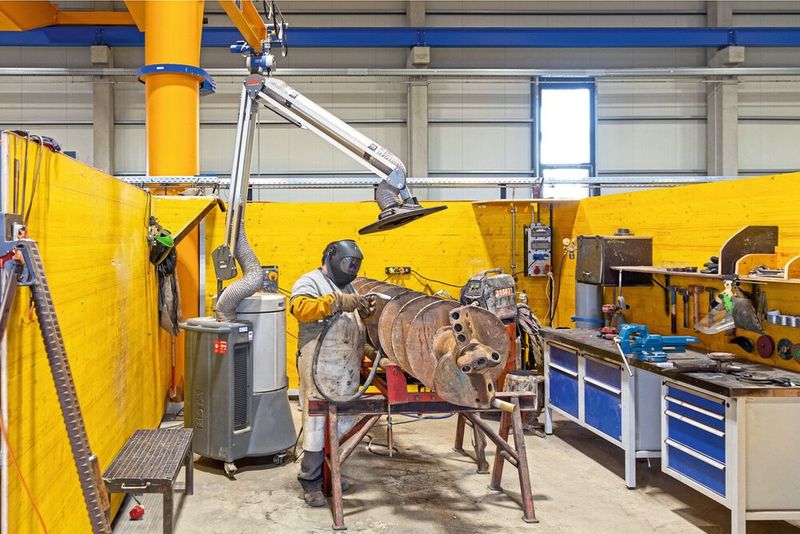 Die Filtertürme unterstützen die mobilen Schweißrauchfilter effektiv. So wird bei Motz ganzheitlich für eine saubere Hallenluft gesorgt.(Bild:  Esta)