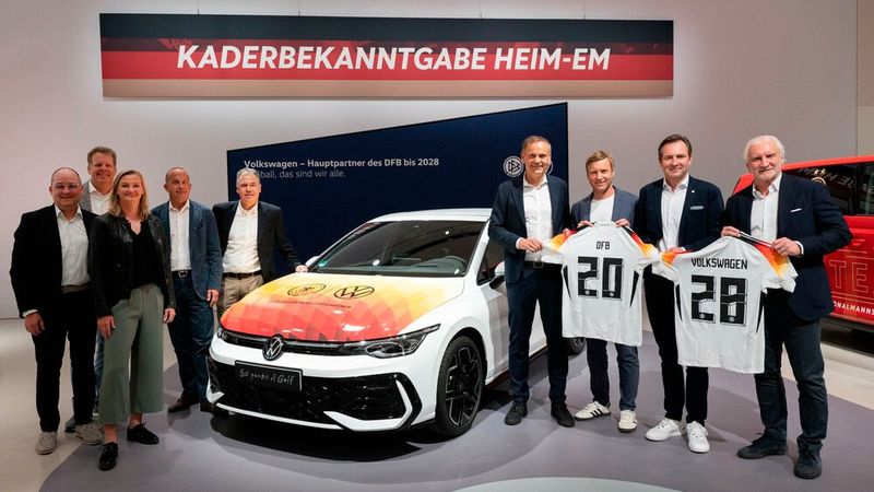 DFB und Volkswagen Vertreter nach der Vertragsunterzeichnung am neuen Golf.(Bild:  Volkswagen)