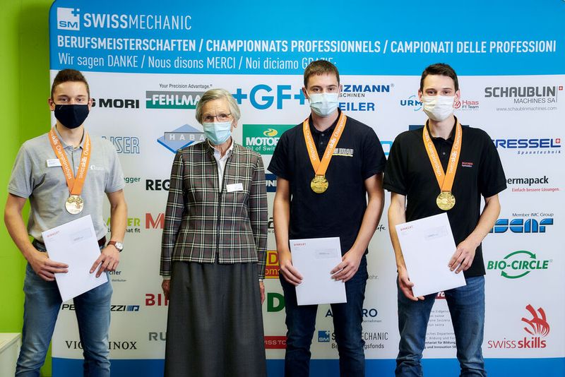 Die drei Gewinner Gil Beutler, Fabian Leuenberger und Ivo Müller mit P.Binkert (Stiftung Josef Binkert AG - Ausbildungspreis) bei der Siegerehrung. (Bild: © Manu Friederich)