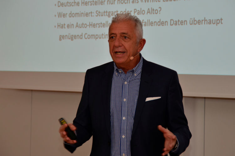 Frank M. Rinderknecht sprach unter anderem über die wachsende Relevanz der Software im Fahrzeug und verwies auf sein neues Konzept Etos. (Foto: Bayern Innovativ)