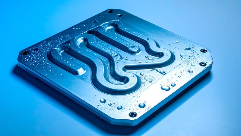 Es gibt viele Formen für so genannten Cold Plates, etwa solche, die direkt über der CPU oder  der GPU montiert werden. Durch Mikrokanäle fließt Wasser, das die Prozessoren vor Überhitzung schützt. (Bild: ©  OlhaBlyzniuk - stock.adobe.com / KI-generiert)