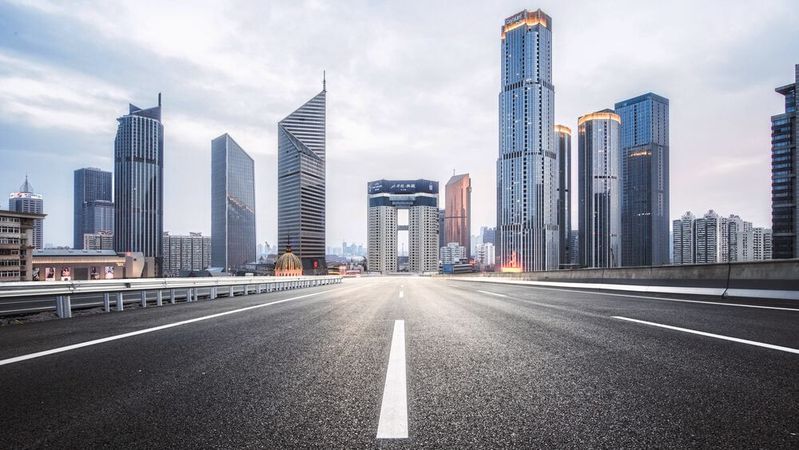 Menschenleer: Kein Verkehr, wo sich sonst Autos Stoßstange an Stoßstange über die breiten Stadt-Highways quälen – Chinas harte Lockdowns haben von Corona betroffene Metropolregionen in Geisterstädte verwandelt. Menschenleer: Kein Verkehr, wo sich sonst Autos Stoßstange an Stoßstange über die breiten Stadt-Highways quälen – Chinas harte Lockdowns haben von Corona betroffene Metropolregionen in Geisterstädte verwandelt.
