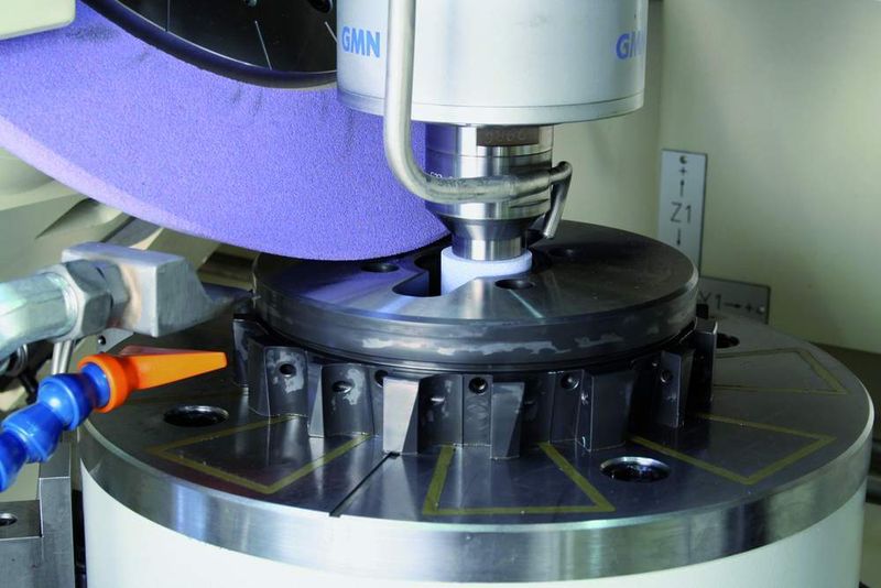 Die Möglichkeit, gleichzeitig Bohrungen und Planflächen an Getrieberädern oder ähnlichen Bauteilen zu schleifen, ist eine Option, die den Anwendern deutscher Schleifmaschinen Produktivitätsvorteile verschaffen kann. Bild: Buderus Schleiftechnik (Archiv: Vogel Business Media)