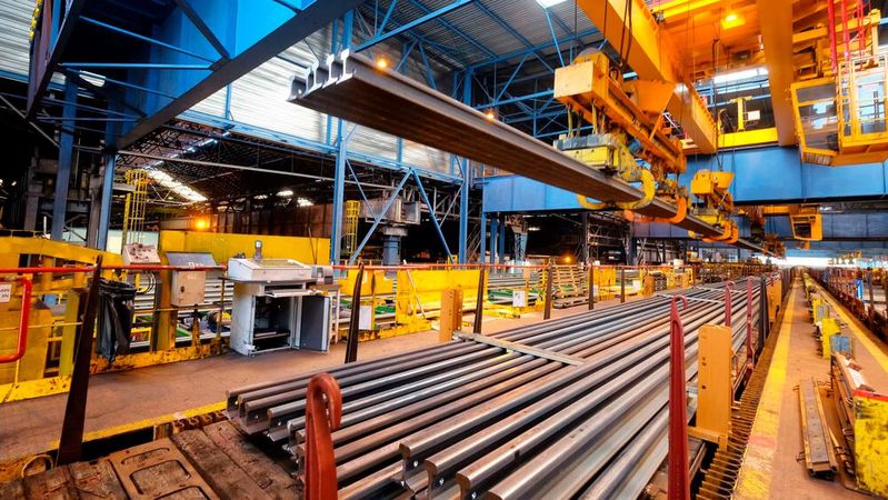 Verglichen mit herkömmlichem Schienenstahl, der aus den Rohmaterialien Eisenerz und Kohle in einer Hochofenroute mit Sauerstoffkonverter entsteht, verursacht das neue Herstellungsverfahren bis zu 70 Prozent weniger CO2 -Emissionen.(Bild:  Saarstahl Rail Hayange)