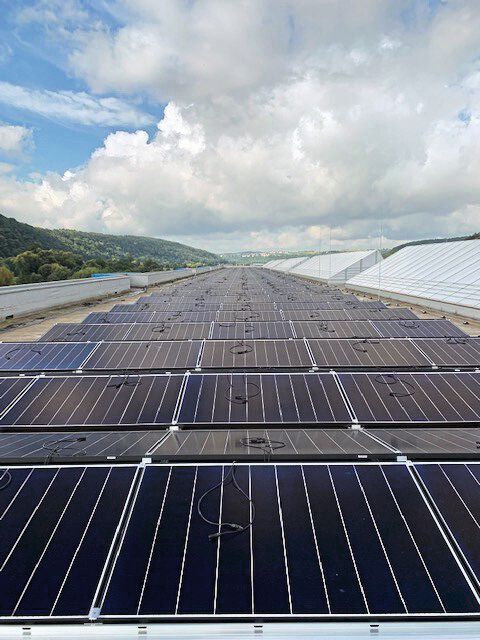 Die PV-Anlage auf dem Dach von Arnold Umformtechnik. Die PV-Anlage auf dem Dach von Arnold Umformtechnik.