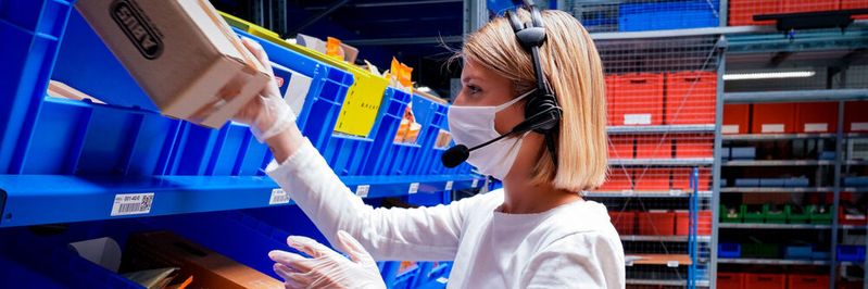 Das Kommissionieren mit Mund-Nasenbedeckung ist in Logistikeinrichtungen mittlerweile Standard.(Bild:  Ehrhardt + Partner Group)