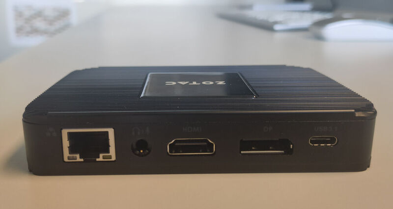 Als Displayausgänge stehen HDMI 2.0 und DisplayPort 1.4  zur Verfügung. Der USB-C-Port unterstützt zwar USB 3.2 Gen2 mit 10 Gbps, bietet aber keinen DisplayPort-Alt-Modus. (Bild: Vogel IT-Medien)