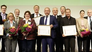 Die Gewinner des Deutschen Arbeitsschutzpreises 2013 stehen fest. Eine unabhängige Experten-Jury prämierte vier zukunftsweisende Ideen für mehr Sicherheit und Gesundheit am Arbeitsplatz sowie eine ehrenamtliche Initiative. (Bild: DGUV, LASI, BMAS)