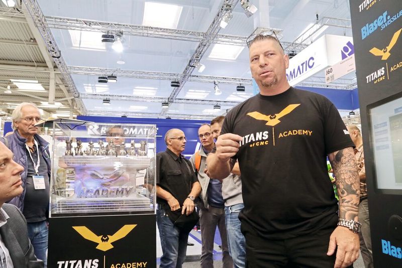 Titans of CNC: Virtuelle Bildungsplaatform und reale CNC-Fertigungswerkstatt. Titan Gilroy während der EMO 2019 am Stand von Blaser Swisslube. (Anne Richter, SMM)