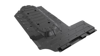 Bei dem Unterfahrschutz handelt es sich um ein Sicherheitsbauteil mit mehreren Funktionen. Die Platte fungiert als physische Barriere in Elektrofahrzeugen. Sie verhindert, dass Objekte bei Unfällen in die Batterie eindringen. (Bild: Röchling Automotive)