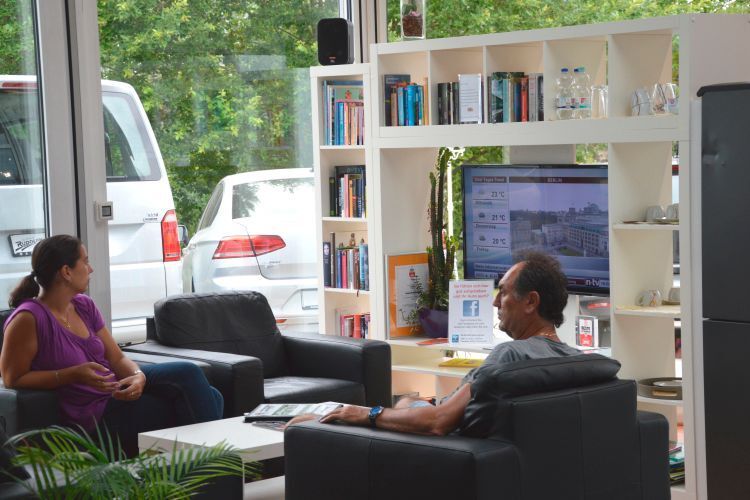 Für Kundenzufriedenheit kann auch eine angenehm gestaltete Wartezone sorgen. (Achter / »kfz-betrieb«)