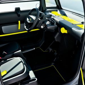 Gepäck wird im Beifahrer-Fußraum verstaut. Dafür ist der Sitz für den zweiten Insassen leicht nach hinten versetzt montiert.(Bild:  Opel)