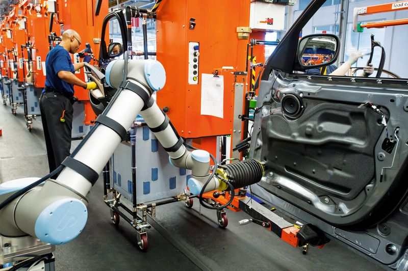 Bild 1: Gemeinsamer Arbeitsplatz: Im BMW-Werk in Spartanburg/USA fixiert der Roboter Isolierungsfolien an den Türinnenseiten. (Bild: BMW)