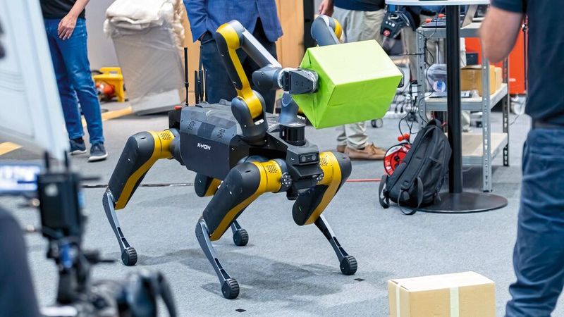 Das europäische Robotik-Netzwerk euROBIN adressierte mit ihrer Technologiedemonstration Anwendungsszenarien mit besonderer wirtschaftlicher und gesellschaftlicher Relevanz. Hier demonstriert der Roboter KYON des Istituto Italiano di Tecnologia (IT) die autonome Paketzustellung. Er ist in der Lage 15 Kilogramm mit seinen Armen und 30 Kilogramm auf seinem Körper zu tragen. (Bild: DLR (CC BY-NC-ND 3.0))