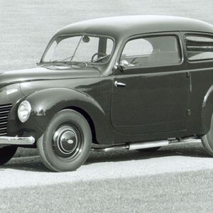 Früher Fastback-Bestseller – Der kompakte Ford Taunus folgte 1939 Designtrends made in USA. (Bild:  Ford)