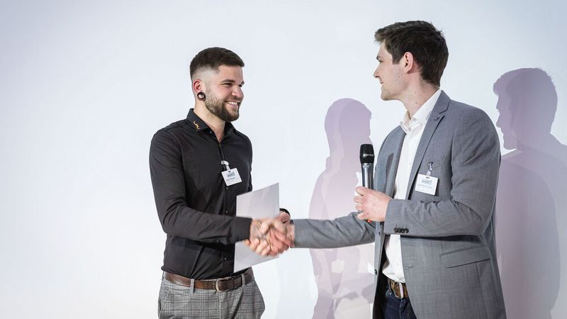 Jannik Krause (l.), Bundessieger beim Praktischen Leistungswettbewerb 2022 des ZKF, nahm den Gutschein über eine zweitägige Schulung zur Außenhaut- und Aluminiumreparatur bei Carbon von Leonhard Jurisch, Carbon-Mitarbeiter und Bundessieger aus dem Jahr 2021, entgegen. (Bild: Stefan Bausewein)
