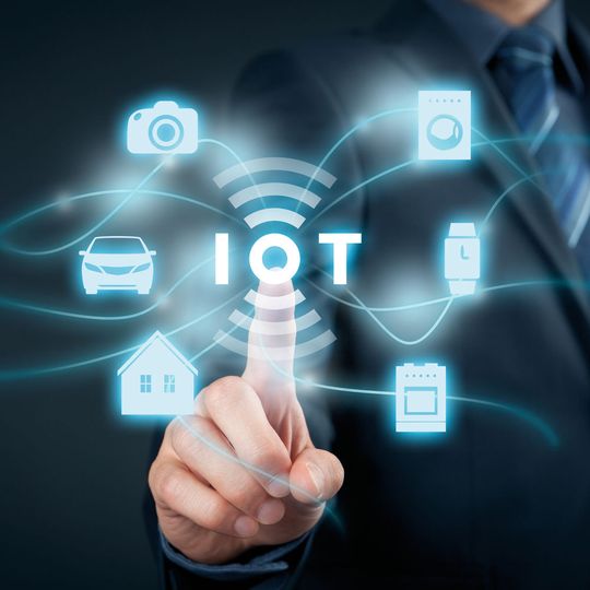 Kommunikation im Smart Home: Mit Bluetooth Low Energy können Geräte über ein Smartphone bedient werden. Allerdings muss die einschränkende Netzwerktopologie berücksichtigt werden. Kommunikation im Smart Home: Mit Bluetooth Low Energy können Geräte über ein Smartphone bedient werden. Allerdings muss die einschränkende Netzwerktopologie berücksichtigt werden.