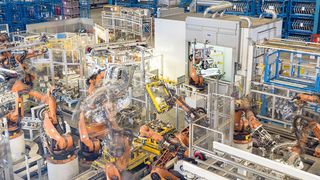 Die Herstellung der X1-Front- und -Heckklappen umfasst insgesamt neun Werkzeugsätze und 46 Arbeitsfolgen. (Läpple Automotive/www.groemminger.net)