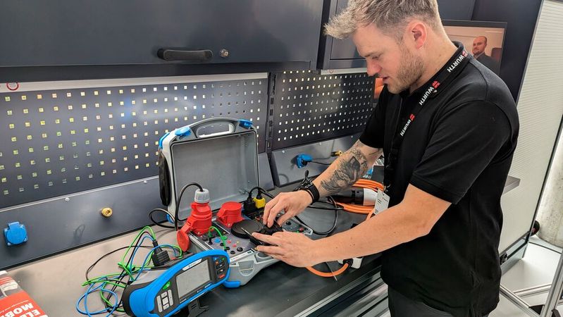 Mit dem Gerät von Metrel, das neu im Vertrieb von Würth ist, lassen sich Elektroauto-Ladekabel mit allen Steckervarianten prüfen.(Bild:  Rosenow – VCG)