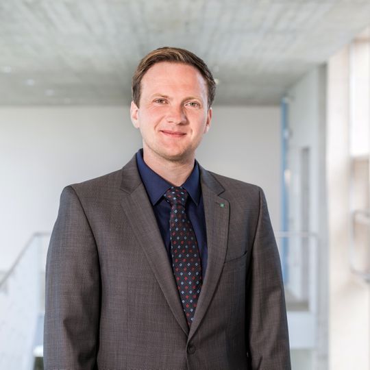 „Das Erlernen eines komplexen Prozessmodells rein aus den zirka 700 Live-Daten eines Spritzgießprozesses, also ohne händische Modellierung, liefert viele Möglichkeiten der Live-Prozessoptimierung“, sagt Felix Georg Müller, CEO und Co-Founder der Plus10 GmbH.(Bild:  plus10 GmbH)