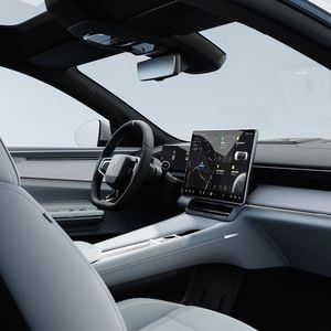 In der Armaturenbrettmitte dominiert ein großer Touchscreen als Anzeige- und Bedieneinheit.(Bild:  Polestar)