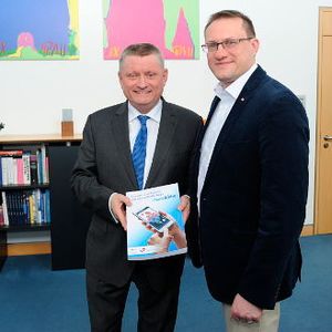 Bei der Veröffentlichung der Studie: Gesundheitsminister Hermann Gröhe (l.) mit Dr. med. Urs-Vito Albrecht, stellvertretender Direktor des hannoverschen Standorts des Peter L. Reichertz Instituts