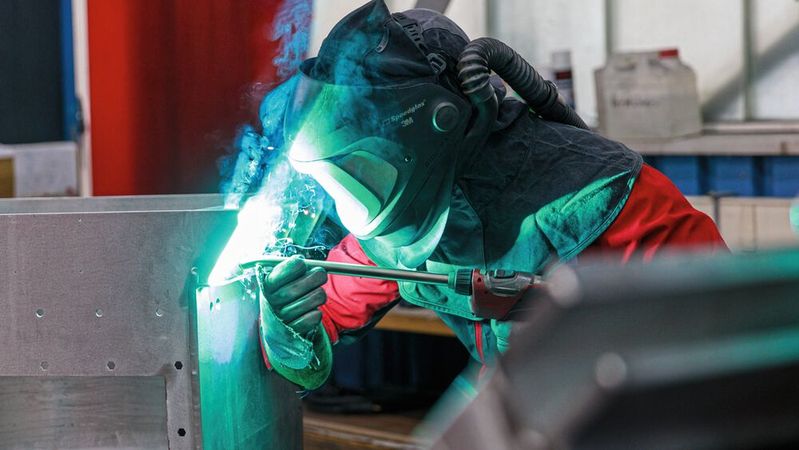 Bei den Aluminiumgehäusen für Hochgeschwindigkeitszüge sind präzise gesetzte Schweißnähte mit gleichbleibender Geometrie und konstantem Lagenaufbau erforderlich. Abhängig von der Materialstärke müssen bis zu 20 oder mehr Lagen geschweißt werden.(Bild:  Fronius)