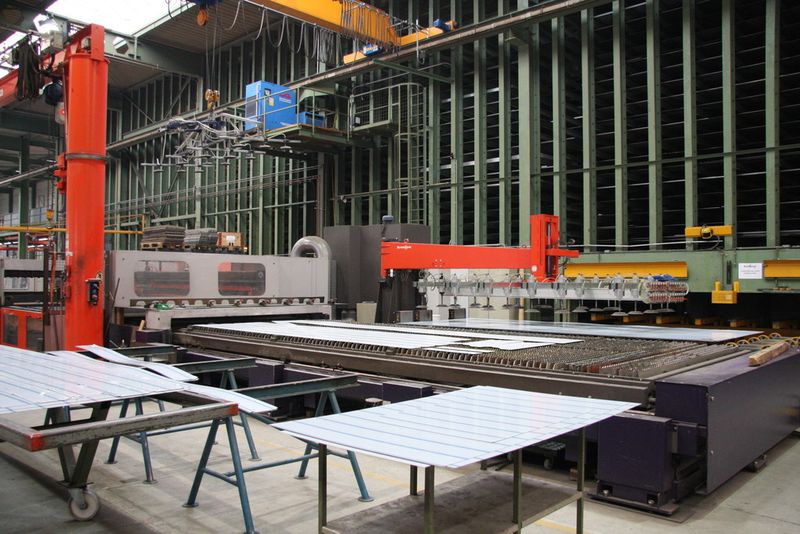 Das Blechbearbeitungs-Center der Senn AG: Die ganze Halle wird mit der Abwärme der vier Laseranlagen geheizt. (Bild: L.Meister)