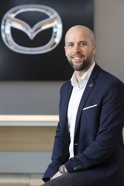 Die bisherige Position von Felix Gebhart als Direktor Netzstrategie und Kundenerlebnis hat Stefan Kampa übernommen. Er leitete bislang den Bereich Verkaufsförderung, Flotte und Mobilität. Der 37-Jährige startete im Jahr 2006 zunächst bei Mazda Motor Europe und wechselte im Jahr 2009 in den Vertrieb von Mazda Motors Deutschland. Seit Juli 2016 verantwortete Kampa mit seinem Team die Aufgaben rund um die Themen Verkaufsförderung, Flotten und Mobilität. (Mazda)