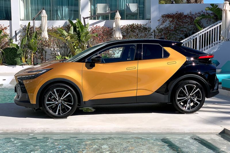 Die aufpreispflichtige Zweifarblackierung unterstreicht die ungewöhnliche Formgebung des neuen C-HR. Bei der Premieren-Edition ist sie serienmäßig mit dabei. (Bild: Schmidt - VCG)