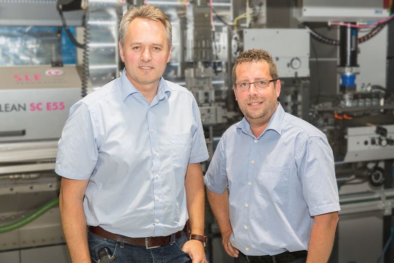Geschäftsführer Udo Lechner (r.) und Werkleiter Andreas Pusch gewährleisten mit der Bihler-Servotechnologie ein Höchstmaß an Qualität und Fertigungssicherheit. (Bihler)