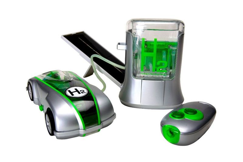 Ein Wasserstoff betriebenes Spielzeugauto für jedermann: In der mitgelieferten Tankstation des Bausatzes wird mittels Elektrizität (entweder durch die enthaltene Solarzelle oder 2 AA Batterien gewonnen) aus Wasser Wasserstoff hergestellt (Elektrolyse), mit welchem das Auto dann betankt wird. In der kleinen, ins Auto integrierten Brennstoffzelle wird dann aus dem Wasserstoff wieder Strom, der das Auto dann antreibt. Es kann dann über die enthaltene Fernsteuerung bedient werden und fährt mit einer Tankfüllung ca. 4 Minuten. (Bild: www.amazon.de)