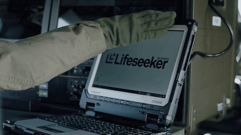 Die Lifeseeker-Technologie wird auf einem Tablet verwendet, um bei der Ortung einer Person zu helfen. (Bild:  CENTUM)