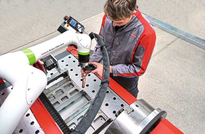 Bei der Cobot-Schweißzelle CWC-S  steht für das Schweißen von Rundnähten eine synchron zur Schweißung bewegliche Dreheinheit samt Reitstock zur Verfügung. (Bild: Fronius Deutschland GmbH)