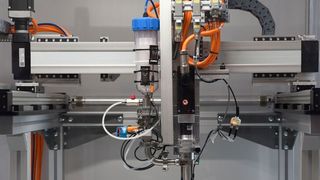 Portalroboter, aufgebaut aus Linearmodulen, im industriellen Einsatz. (Bild: Stefanie Michel)