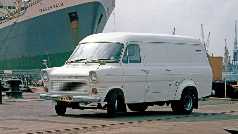 Das zulässige Gesamtgewicht betrug bis zu 3,25 Tonnen, wobei die schwereren Fahrzeuge hinten Zwillingsreifen erhielten. Ab 1976 waren auch 3,5 Tonnen Gesamtgewicht möglich. Gleichzeitig gab es die lange und hohe Ausführung des Transit dann aber auch mit weniger Zuladung und Einzelbereifung. (Bild: Ford)