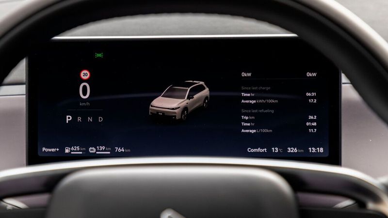 Hinter dem Lenkrad gibt es ein kleines Instrumenten-Display. (Bild: Leapmotor)