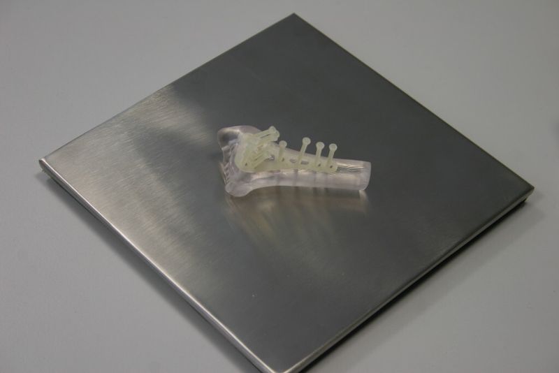 Prototyp des IXOS Plattensystems (KLS Martin Group) montiert auf dem Knochenmodell (Bild: 3D-Labs)