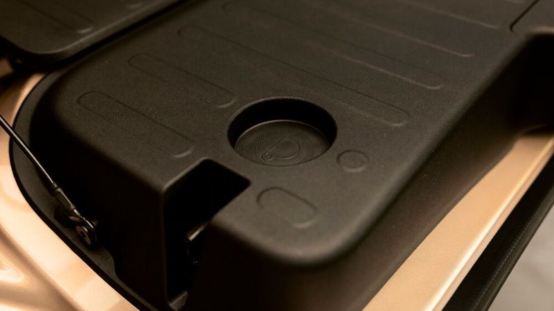 In der auch als Sitzbank nutzbaren Heckklappe gibt es einen Getränkehalter. (Bild: Smart)