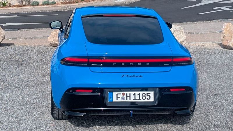 Das Heck erinnert mit seiner durchgängigen Lichtleiste an die Porsche-Modelle.  (Bild: Mauritz – VCG)