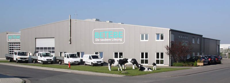 Mit moderner technischer Einrichtung von Kuhställen  erwirtschaften die rund 30 Mitarbeiter der Betebe GmbH jährlich etwa 4 Mio. Euro Umsatz. (Archiv: Vogel Business Media)