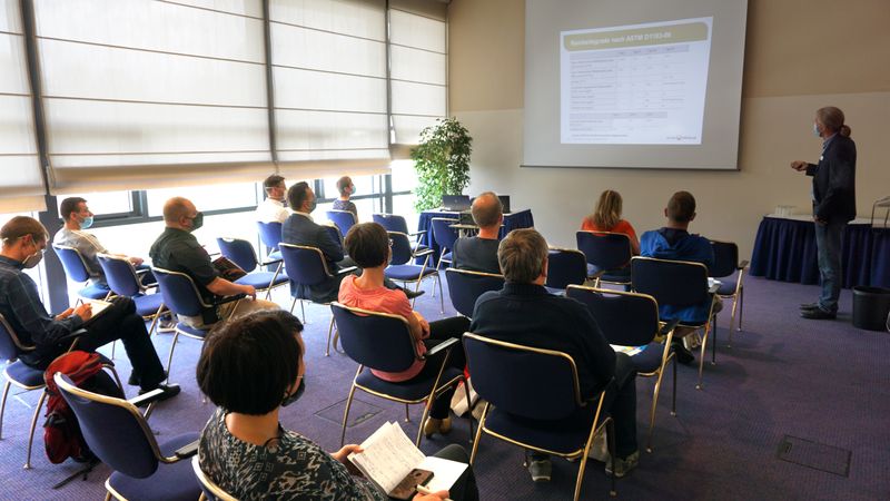 Auch in den gut besuchten Vorträgen auf der LAB-SUPPLY Dresden herrschte als Hygienemaßnahme Maskenpflicht. Alle Infos zu den LAB-SUPPLY-Messen – Termine, Vortragsprogramm und Ausstellerliste – finden Sie unter www.lab-supply.info (LABORPRAXIS, Krause)