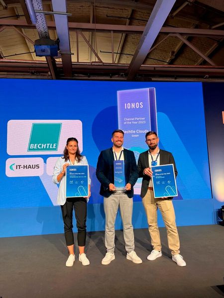 Benz + Walter sind die Gewinner des besten Cloud Project of the Year 2023. Platz 2 belegen Eviden Germany (l.) und ADN (r.). (Bild: Vogel IT-Medien GmbH)