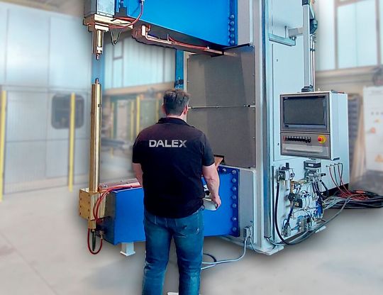 Bei großen Bauteilen auf den Punkt kommen! Um prozesssicher bei überdimensionalen Teile zu schweißen, platzierte Dalex bei einem Anwender diese Maschine. Sie hat von Haus aus eine beachtliche Höhe von 3,5 Metern und steht auch noch auf einem 1,5 Meter hohen Sockel. Bei großen Bauteilen auf den Punkt kommen! Um prozesssicher bei überdimensionalen Teile zu schweißen, platzierte Dalex bei einem Anwender diese Maschine. Sie hat von Haus aus eine beachtliche Höhe von 3,5 Metern und steht auch noch auf einem 1,5 Meter hohen Sockel.